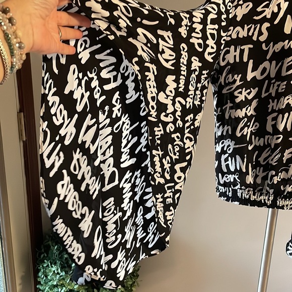 New York & Co black white SCRIPT blouse STATEMENT SLEEVES crew smocked neck Lrg - Picture 6 of 17
